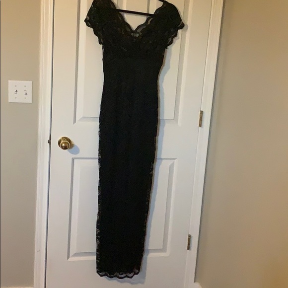Ladies Full length black lace dress - Picture 2 of 10